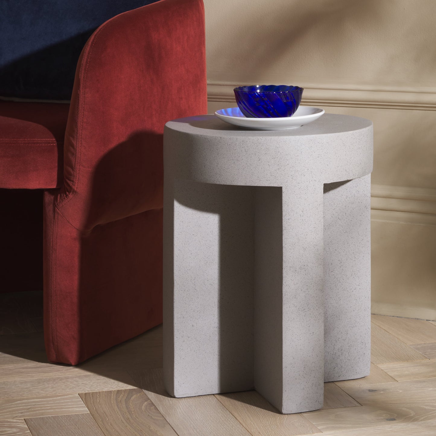 Safavieh Aldrich Modern Magnesium Oxide Round End Table, Gray