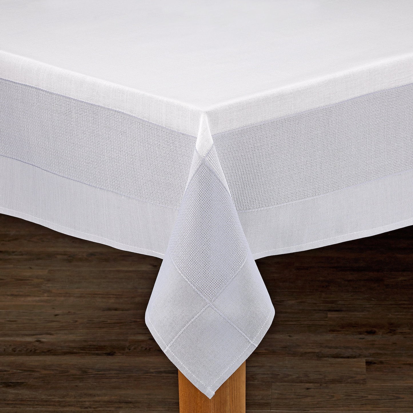 Bohemia 60"x84" Cotton/Poly Tablecloth in White/Grey