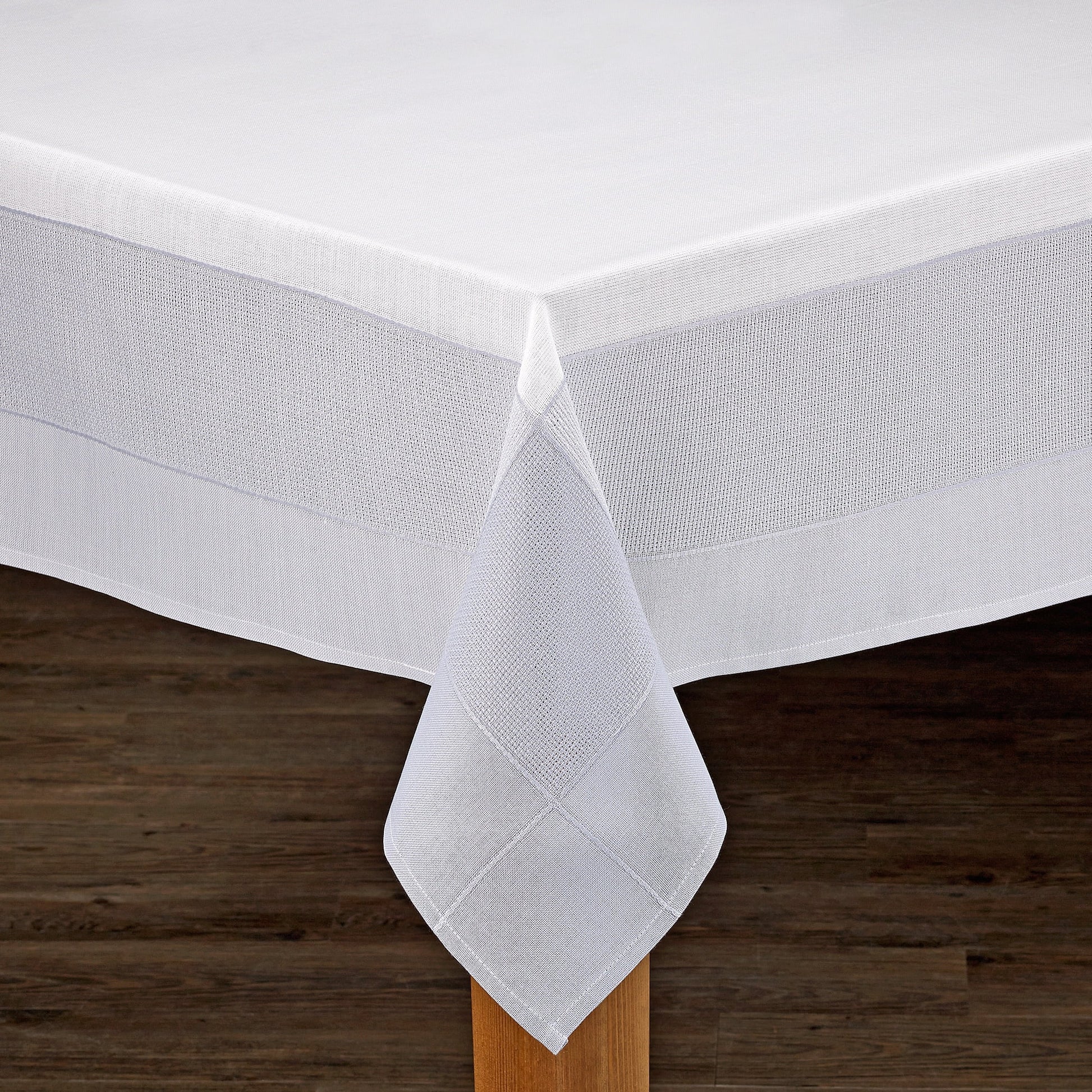 Bohemia 60"x84" Cotton/Poly Tablecloth in White/Grey
