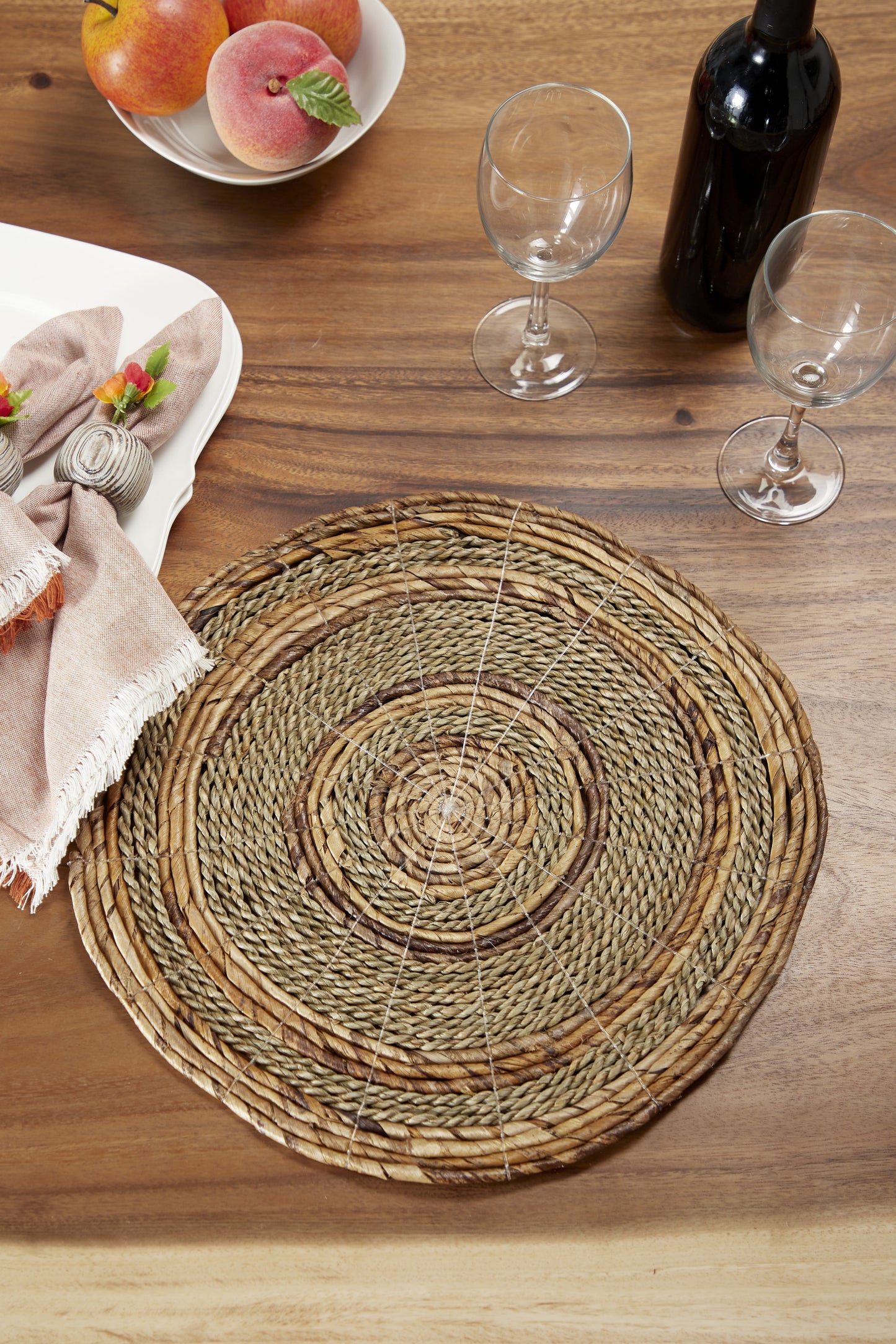 DecMode Round Natural Banana Leaf Wicker & Seagrass Placemats, Set of 4: 15â€ x .5â€ Each