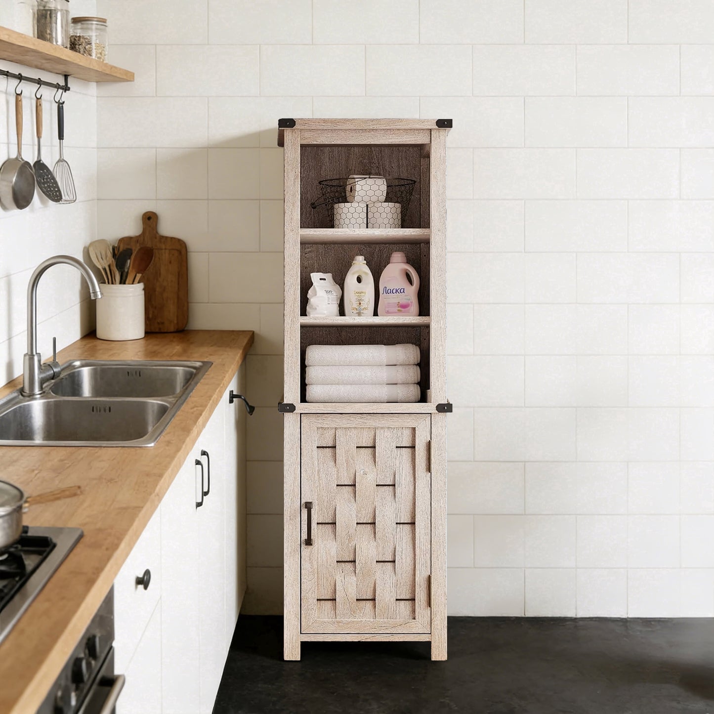 Gabinete de Almacenamiento Estilo Farmhouse Estrecho con Puerta y Estantes Ajustables para Esquina Gris Claro