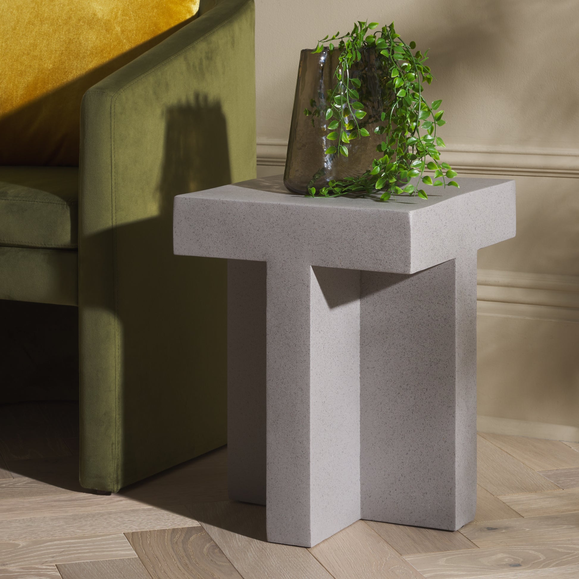 Safavieh Aldrich Modern Magnesium Oxide End Table, Gray
