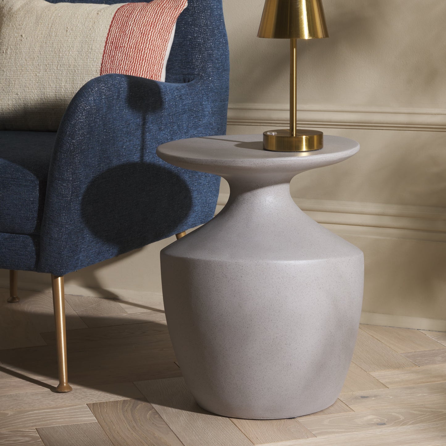 Safavieh Jaiya Modern Magnesium Oxide Round End Table, Gray